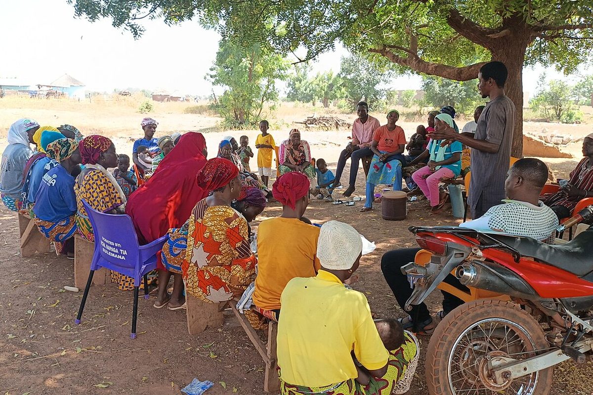 Reunión con la comunidad bajo un árbol en una zona rural